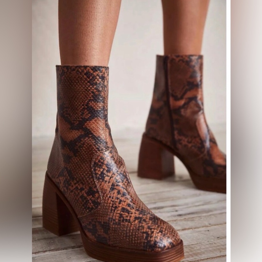 🎯NWOB Free People Ruby Shine Platform Boot Brown Snake Size 6.5